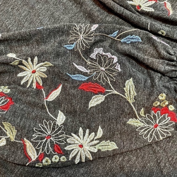HARLOW & ROSE, GREY, LONG SLEEVE TOP WITH EMBROIDERED PUFF SLEEVES. SIZE M. - Picture 4 of 5